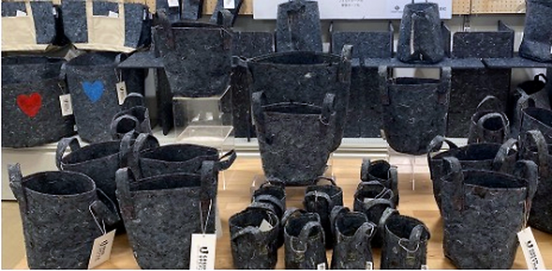 フェルト素材で制作されたバッグの展示