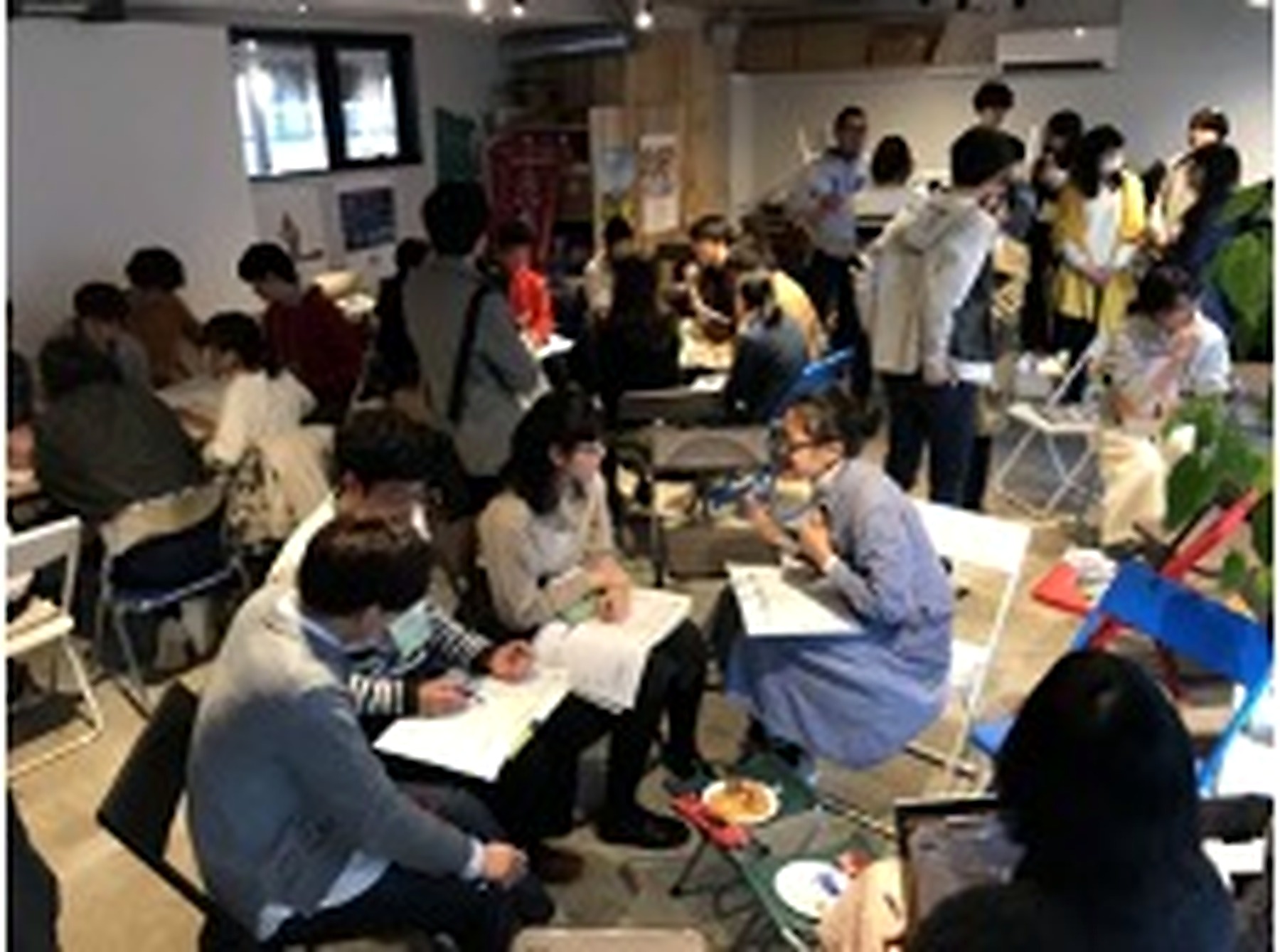 学生がグループでアイデアを話し合うワークショップ